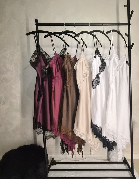 Сатенени рокли с дантела must have ZARA