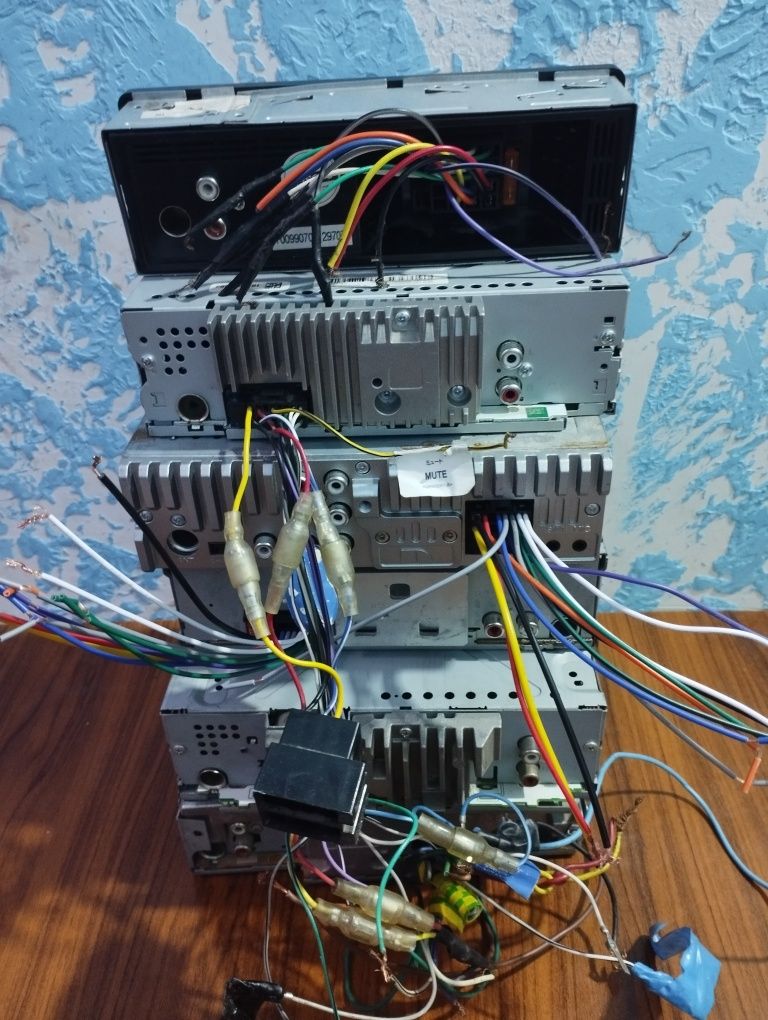 Pioneer JVC Saundmax Magnitol sotiladi.