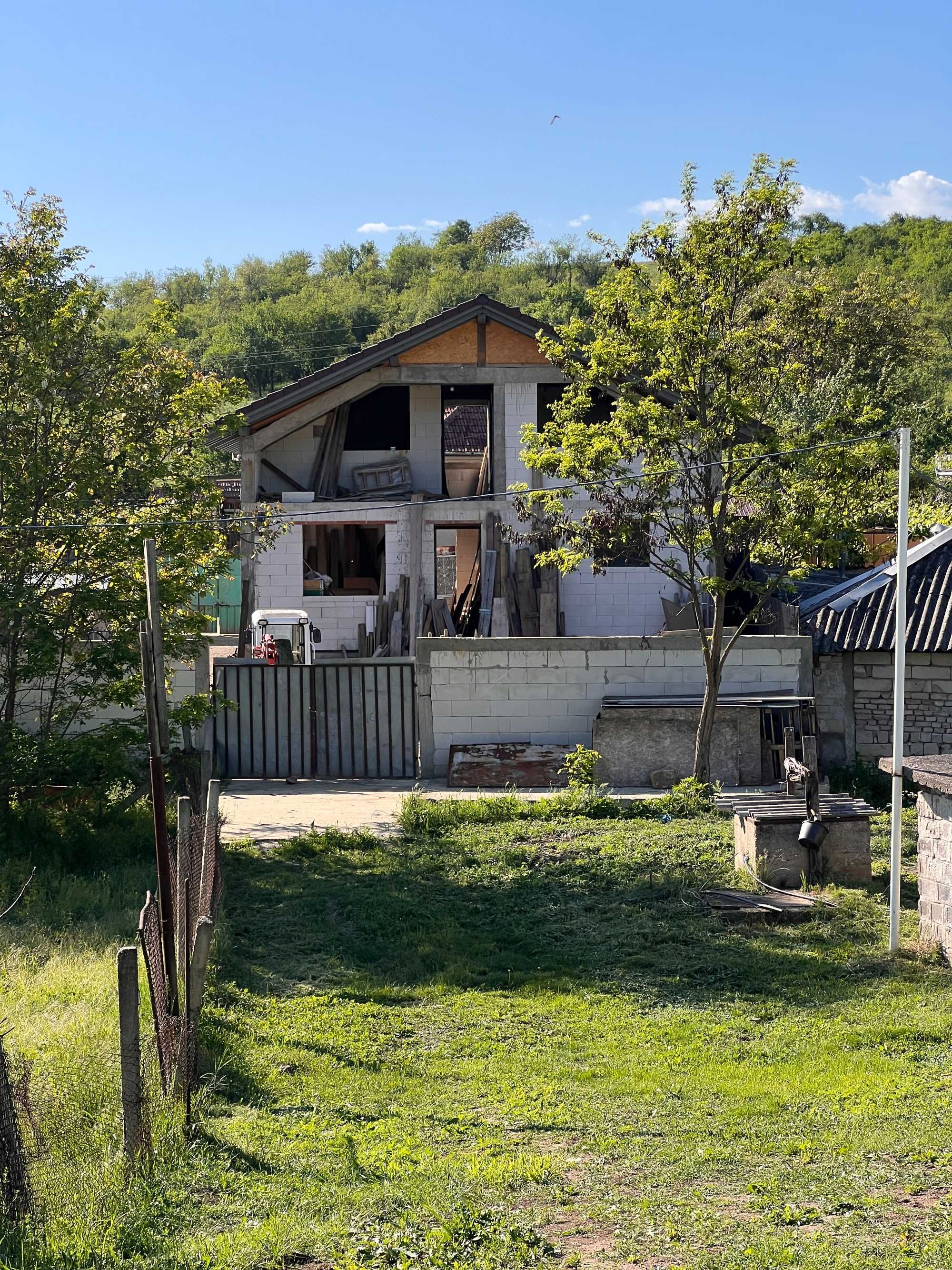 Vând casa cu mansarda la roșu