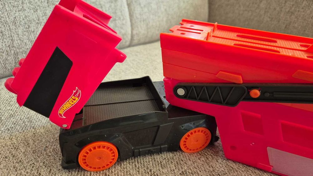 Camion Transportator Hot Wheels Gigant (Mega Hauler)