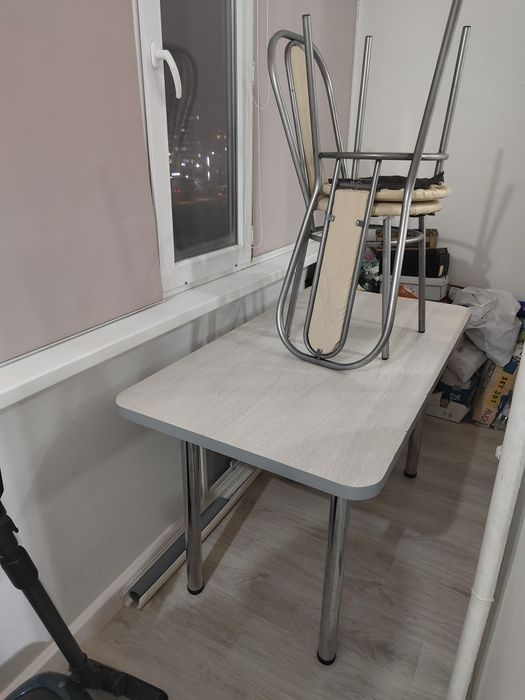 Стол со стульями