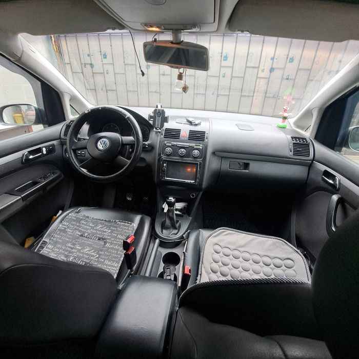 Volkswagen Touran   ieftin.  1900 €