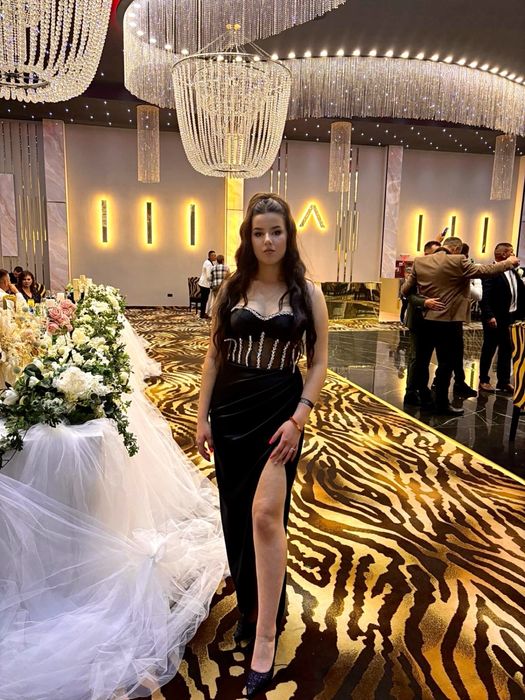 Vand rochie de seara o singura purtare marimea M crapata pe picior