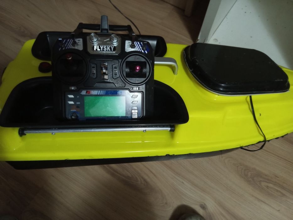 Българска лодка с един двигател бърза водна електроника