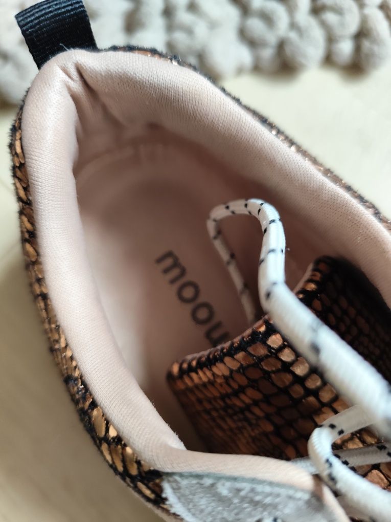 Дамски спортни обувки Moom