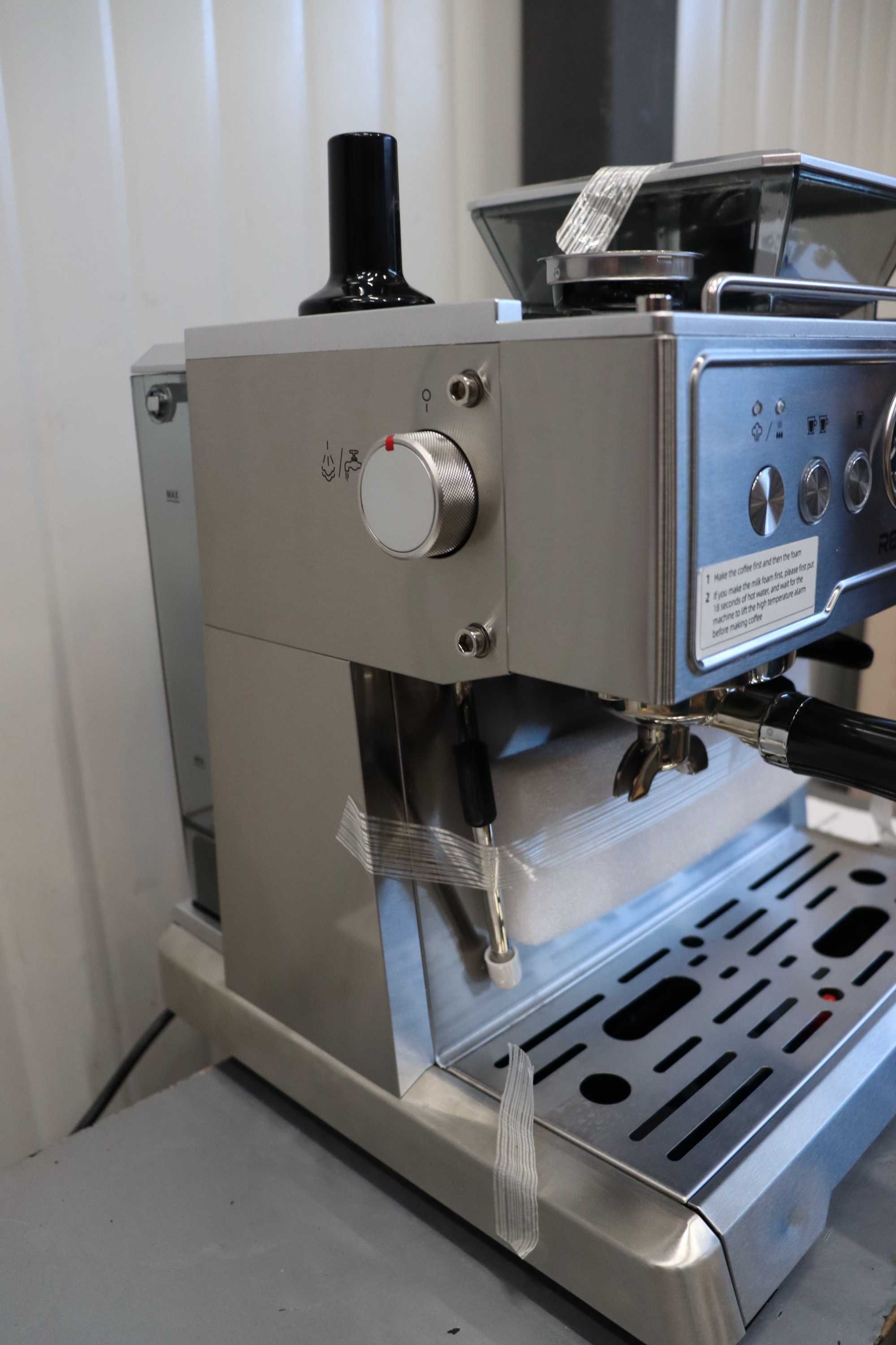 Кафемашина Reemix, 20Bar, вградена мелачка и разпенител за мляко,1350W