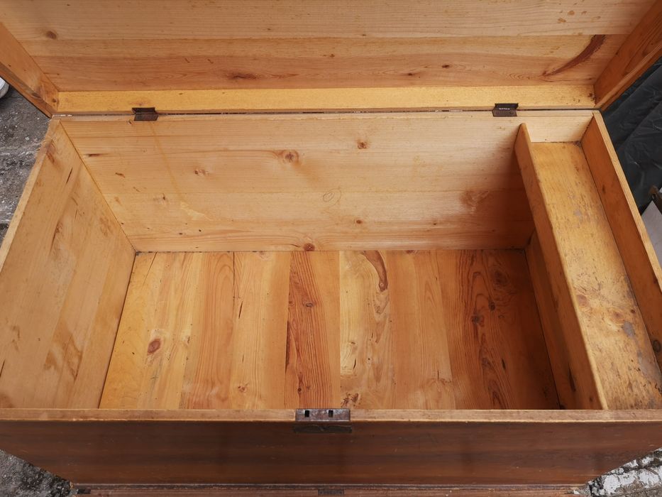 Старинен скрин за дрехи. Напълно здрав. Готов за употреба.