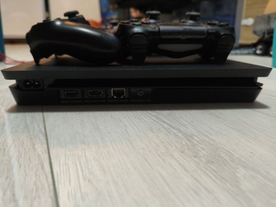 PlayStation 4 Slim 1TB / PS4 + 2 controllere