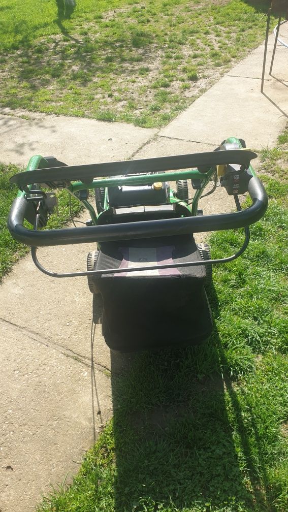 Mașini de tuns gazonul John Deere profesionala