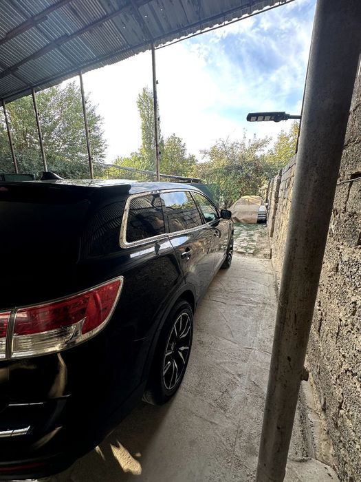 Mazda mashina sotiladi