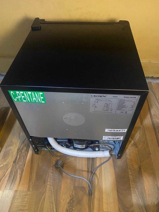 Crown Mini хладилник CM-49B – 49L, използван