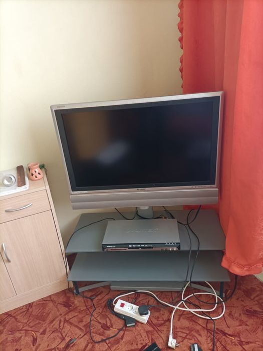 Televizor Sharp cu suport tip masă
