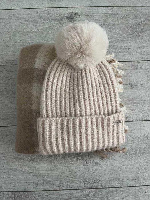 Vand caciula noua Steve Madden cu continut de lana