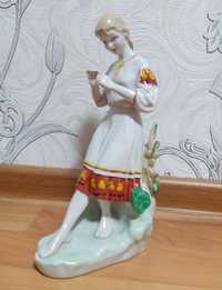 Фарфоровая статуэтка Девушка с ромашкой