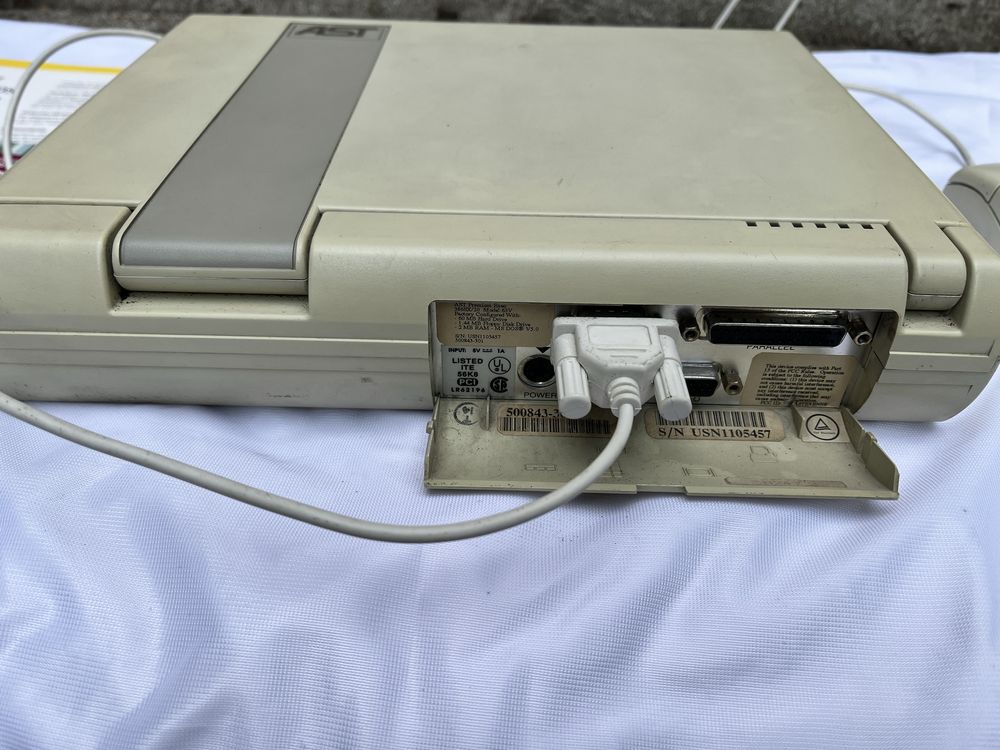 Ретро лаптоп компютър AST Premium Exec 386SX/20