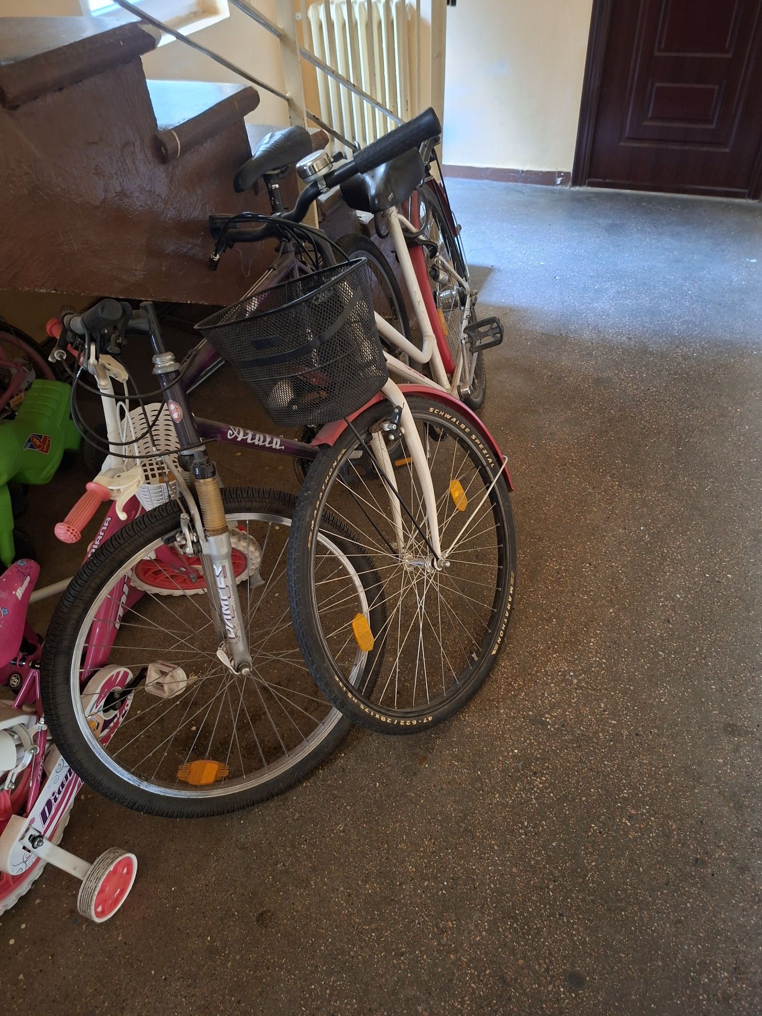 Vand 2 biciclete 300 lei bucata  una de fete si una de baieti