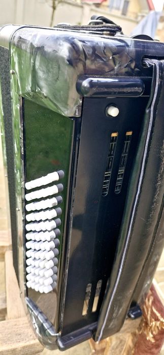 Vând acordeon Parrot/Rigoleto cu 60 basi