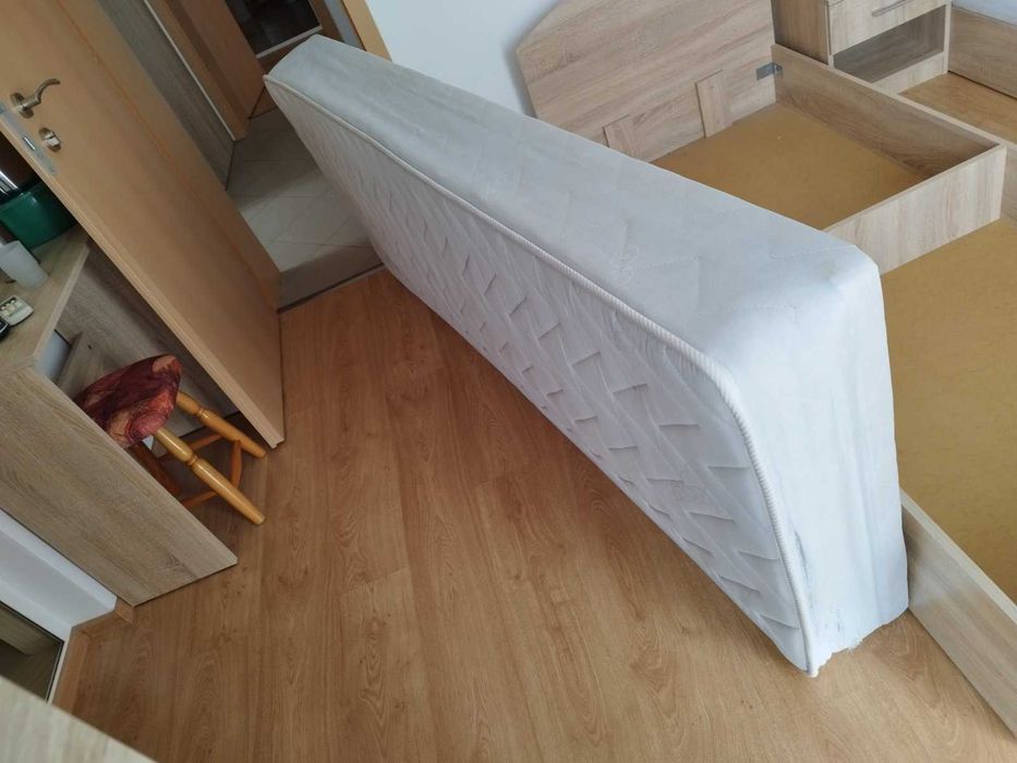 Единични легла с матраци в добро състояние