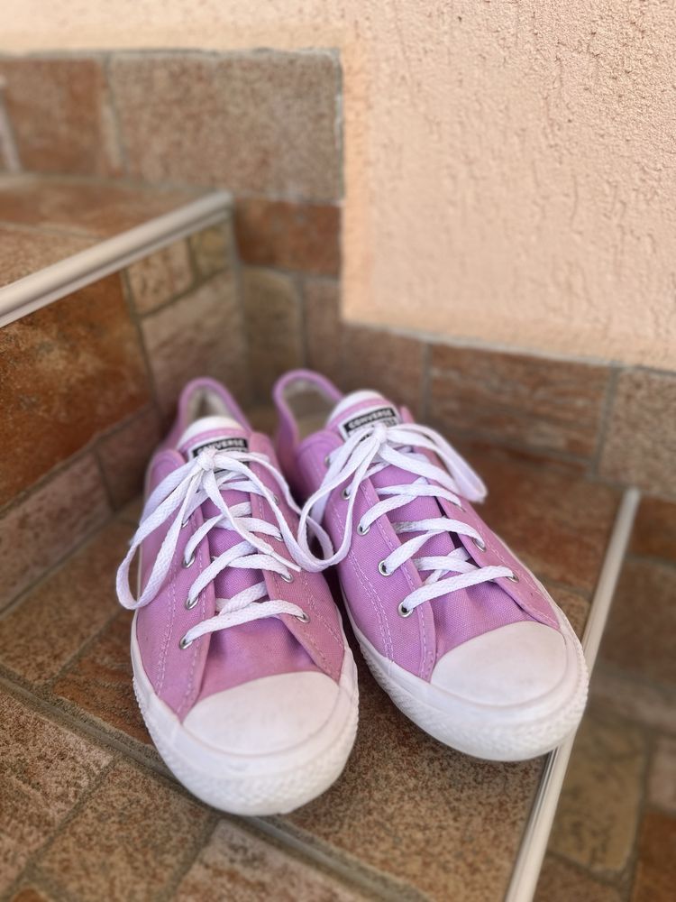 Дамски обувки на Nike и Converse