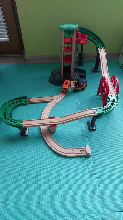 Brio , склад с асансьор и влаково трасе