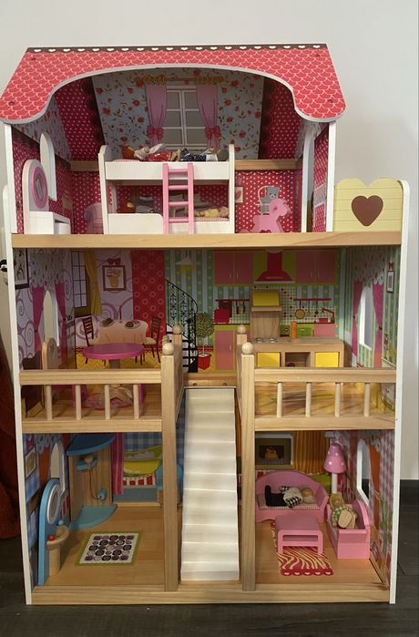 Дървена къща за игра с кукли