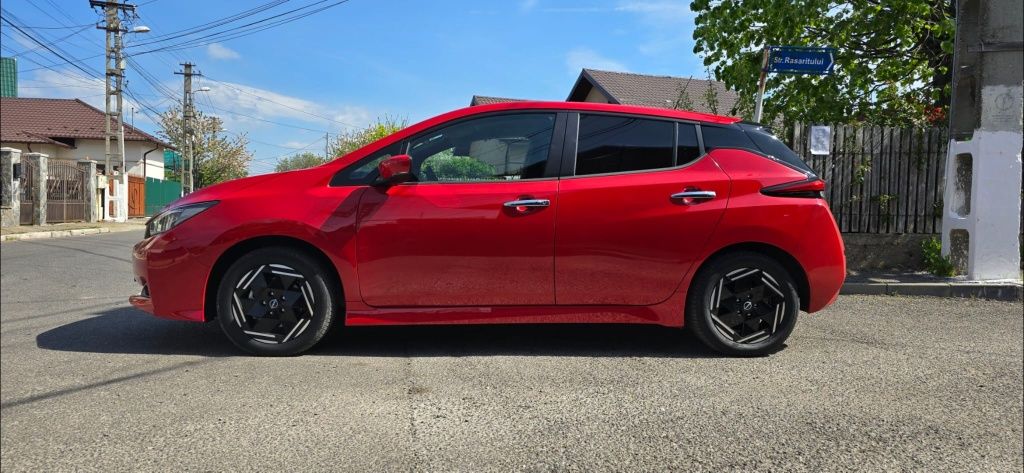 Nissan Leaf full electric fabricație 2023 roșu 14 000 km