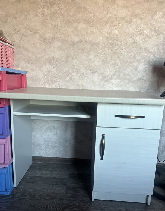 Письменный стол,в идеальном состояние