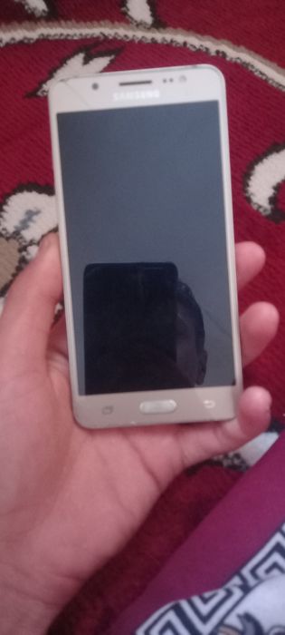 J 5 sotiladi aybi yonbosh tugma ekranda sal singan joyi bor