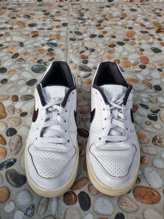 Vând adidași Nike în stare bună.
