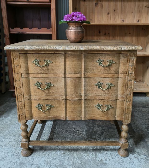 Дъбов комод с месингови дръжки