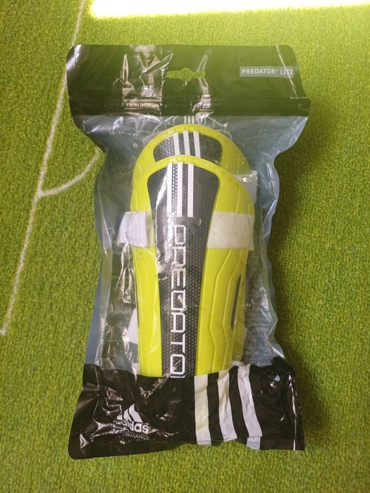 Apărători fotbal Adidas Predator