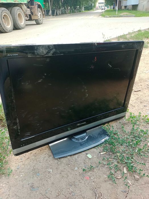 Продам телевизор ЖК Hisense  экран треснутый на запчасти