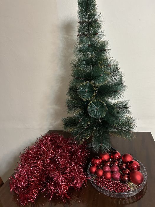 Продам настольную елку новую на подставке