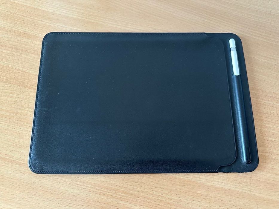 Оригинален Apple Leather Sleeve за iPad Pro 10.5” – като нов!