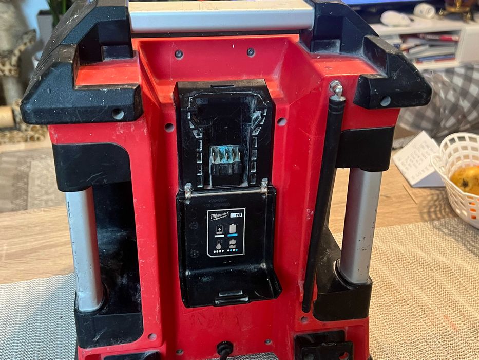 Milwaukee M18 RC radio charger santier 18V auditie puternica