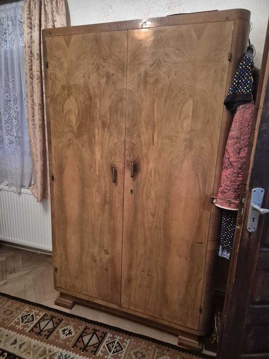 Vand mobila veche de peste 100 ani