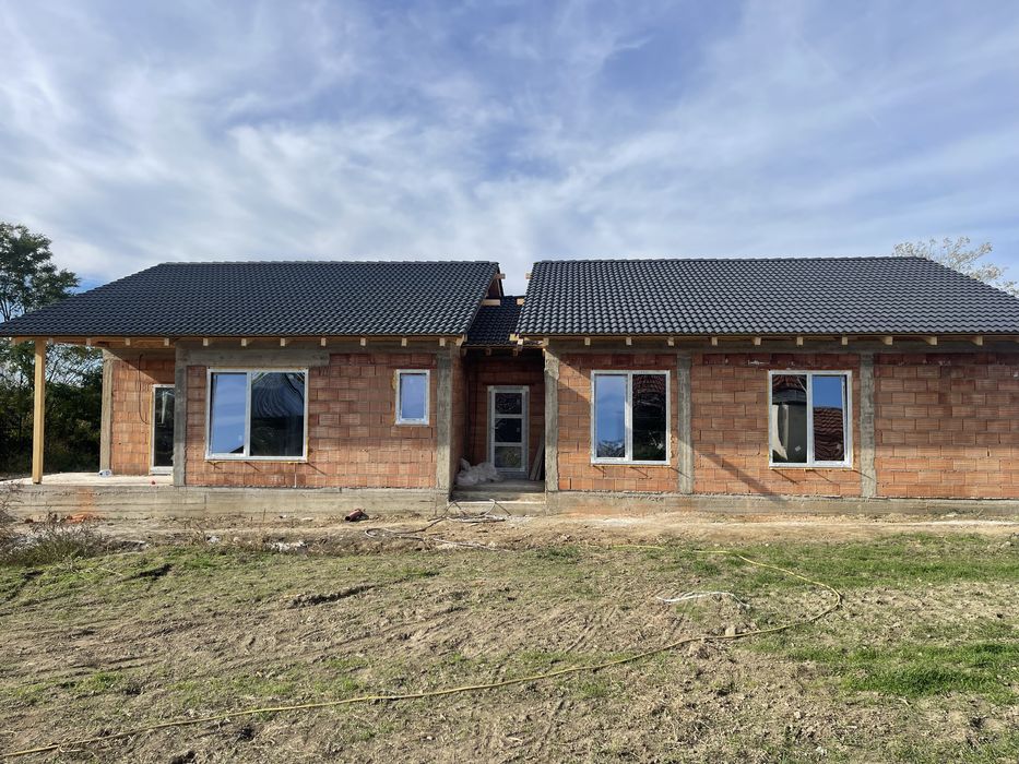 Vand 1/2 duplex, 3 dormitoare, 2 bai, mosnita noua, 100000 euro