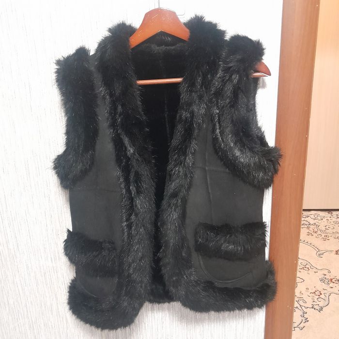 Продам тёплую жилетку  3000тг