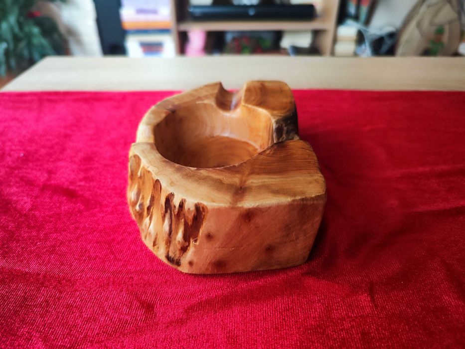 Дървен ръчно правен пепелник за пури