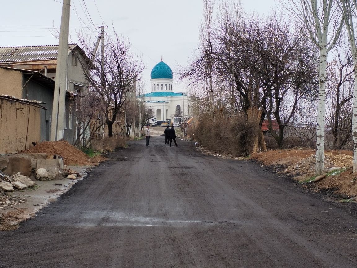 Yer sotiladi 3 sotix Uchqaxramon postidan 7 km kirganda