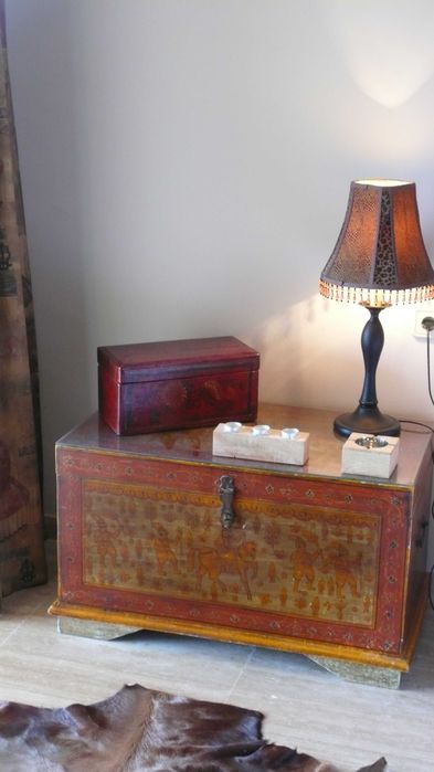 Mobila veche lemn masiv stil asiatic pictate manual. Comoda cufere