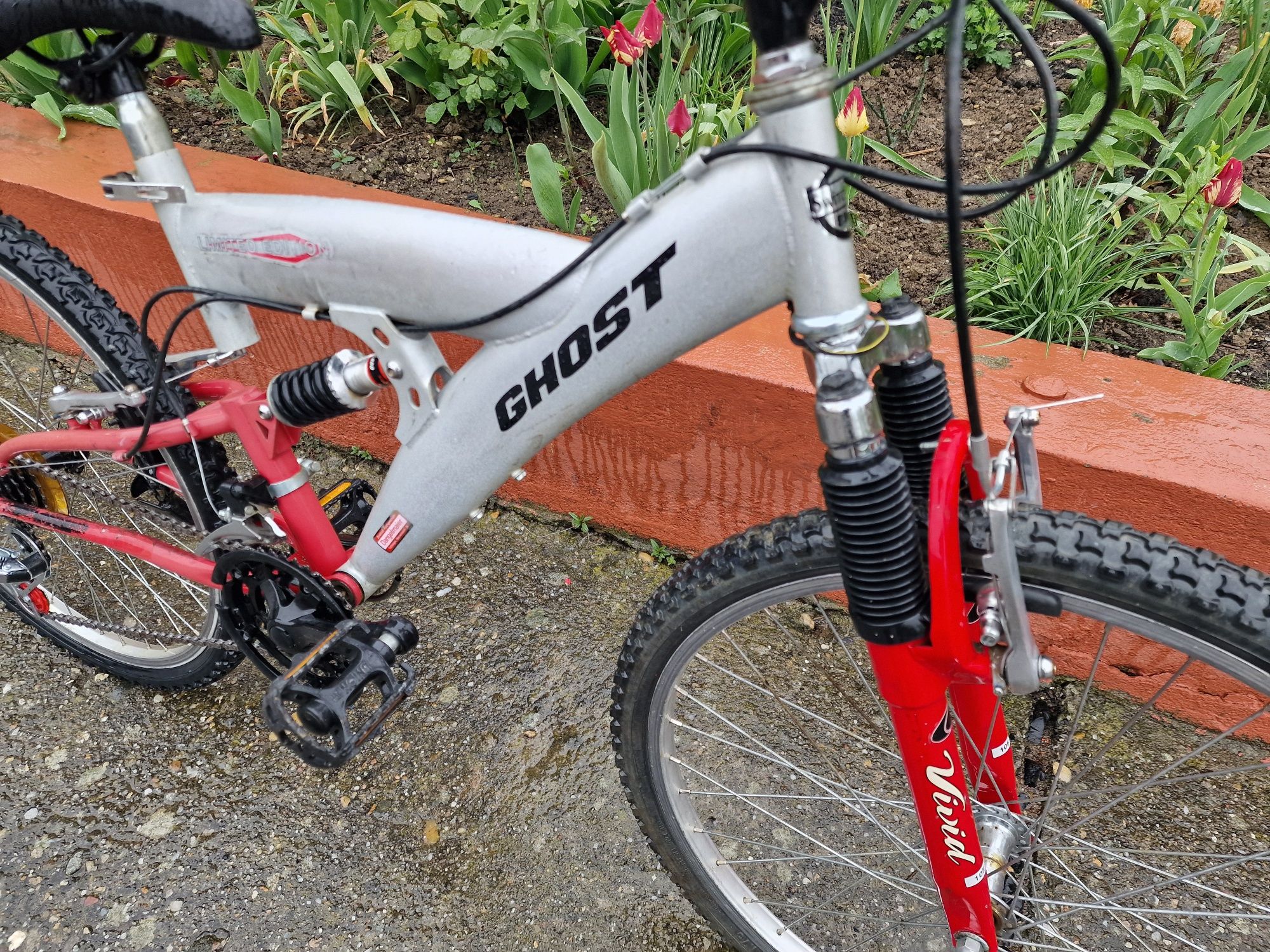 Mountain bike ghost cu suspensii