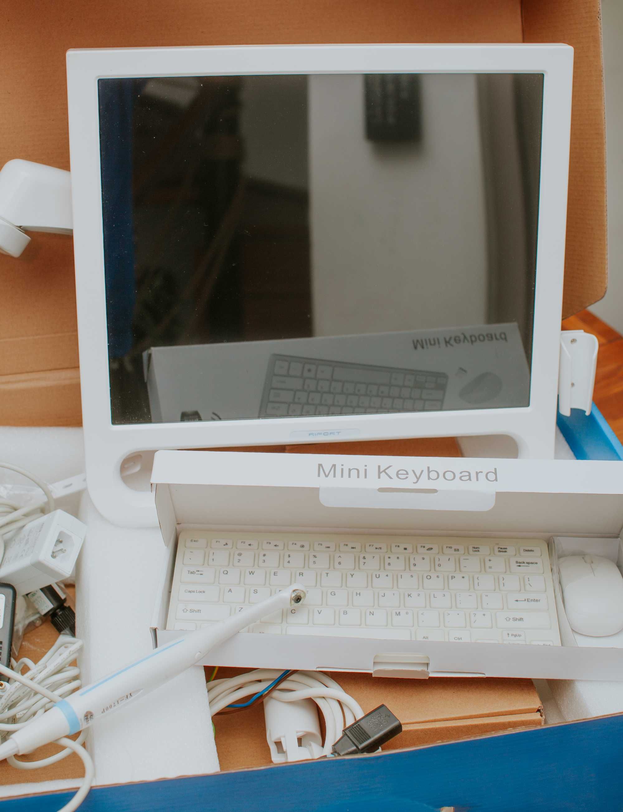 Camera intraorala cu monitor touch screen si PC integrat