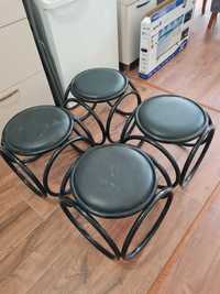 Продавам 4 броя столчета- табуретки. Изработени са от метал и кожа.