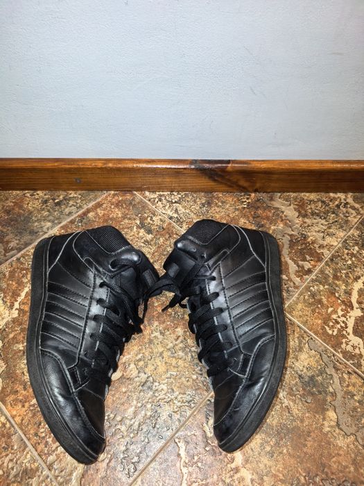 Подарявам спортни обувки