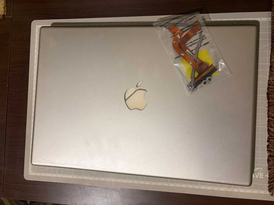 Mac book 15" 2009 година модел за части