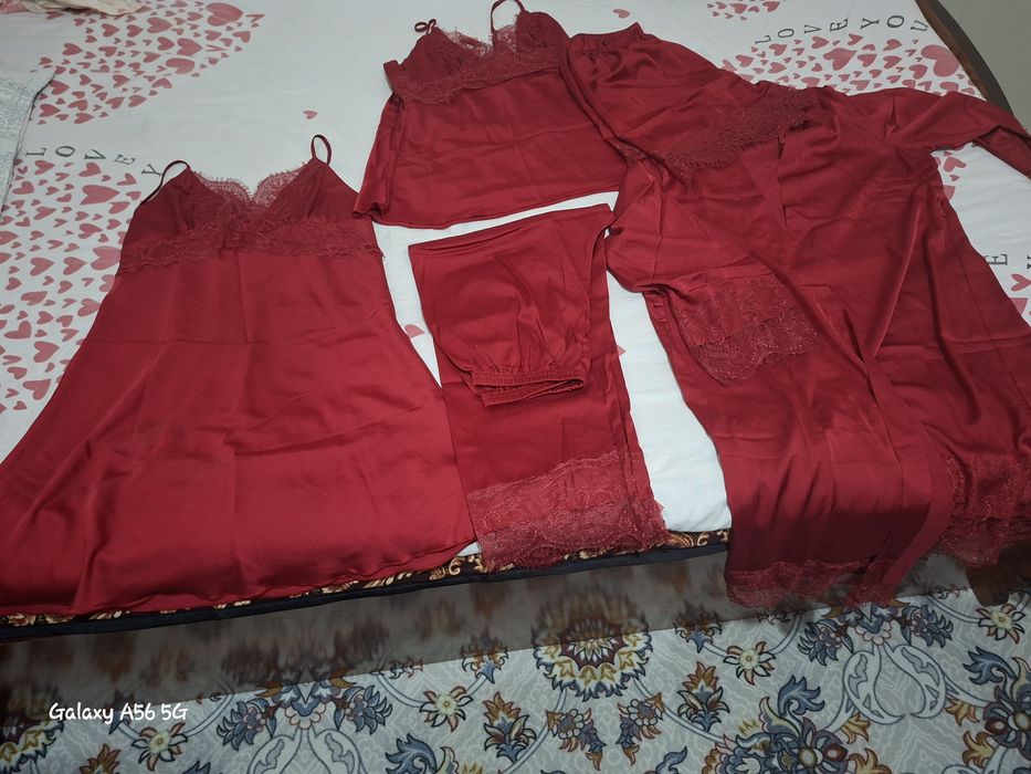 Tungi kiyim 5 talik shortigi lyamkasi ko'ylagi lozimi va xalati bor...