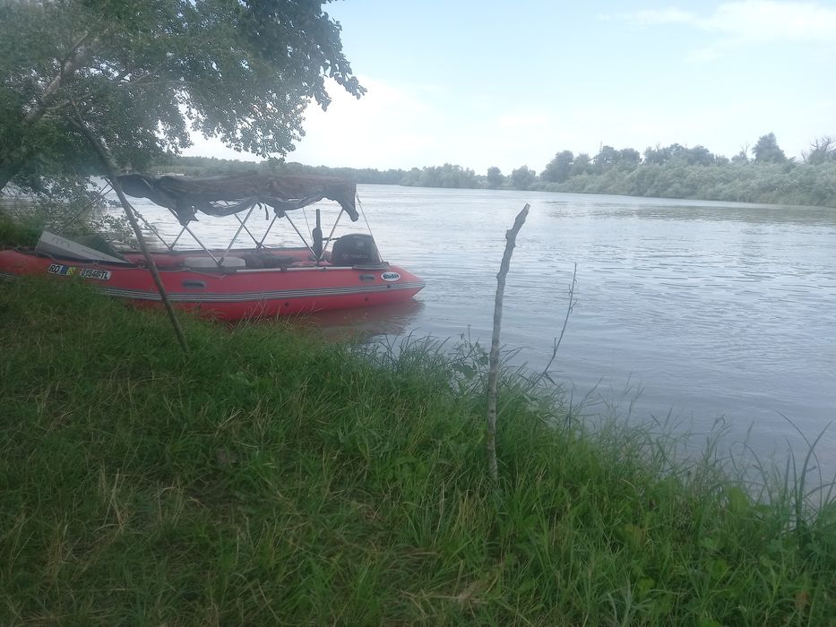 Vând barcă cu motor cumpărate de mine de noi barcă lungime 4.20 m