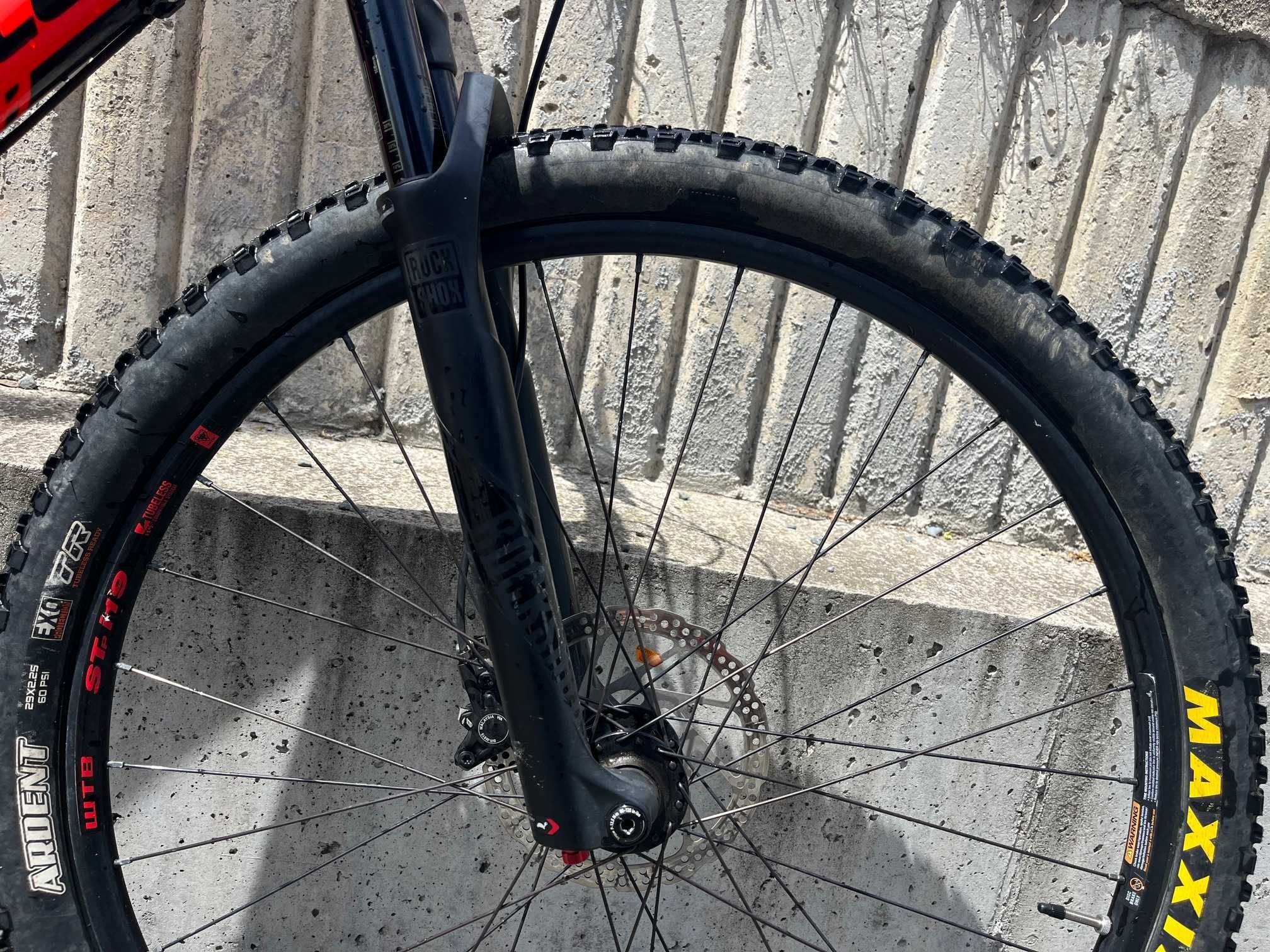 Продавам карбново планиснки велосипед/колело Cannondale F-Si