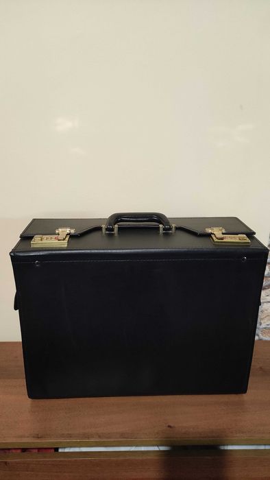 Голям кожен бизнес куфар подсилена конструкция